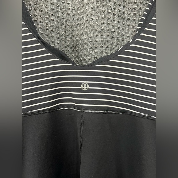 Lululemon Aria II Tank Top Size 6 Black White Parallel Stripe Yoga Shelf Bra - Picture 3 of 4